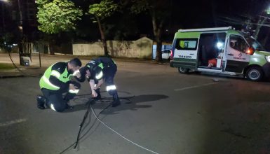 Imagem referente a Transitar retira cabos caídos após motoboy se enroscar e sofrer a queda no Centro