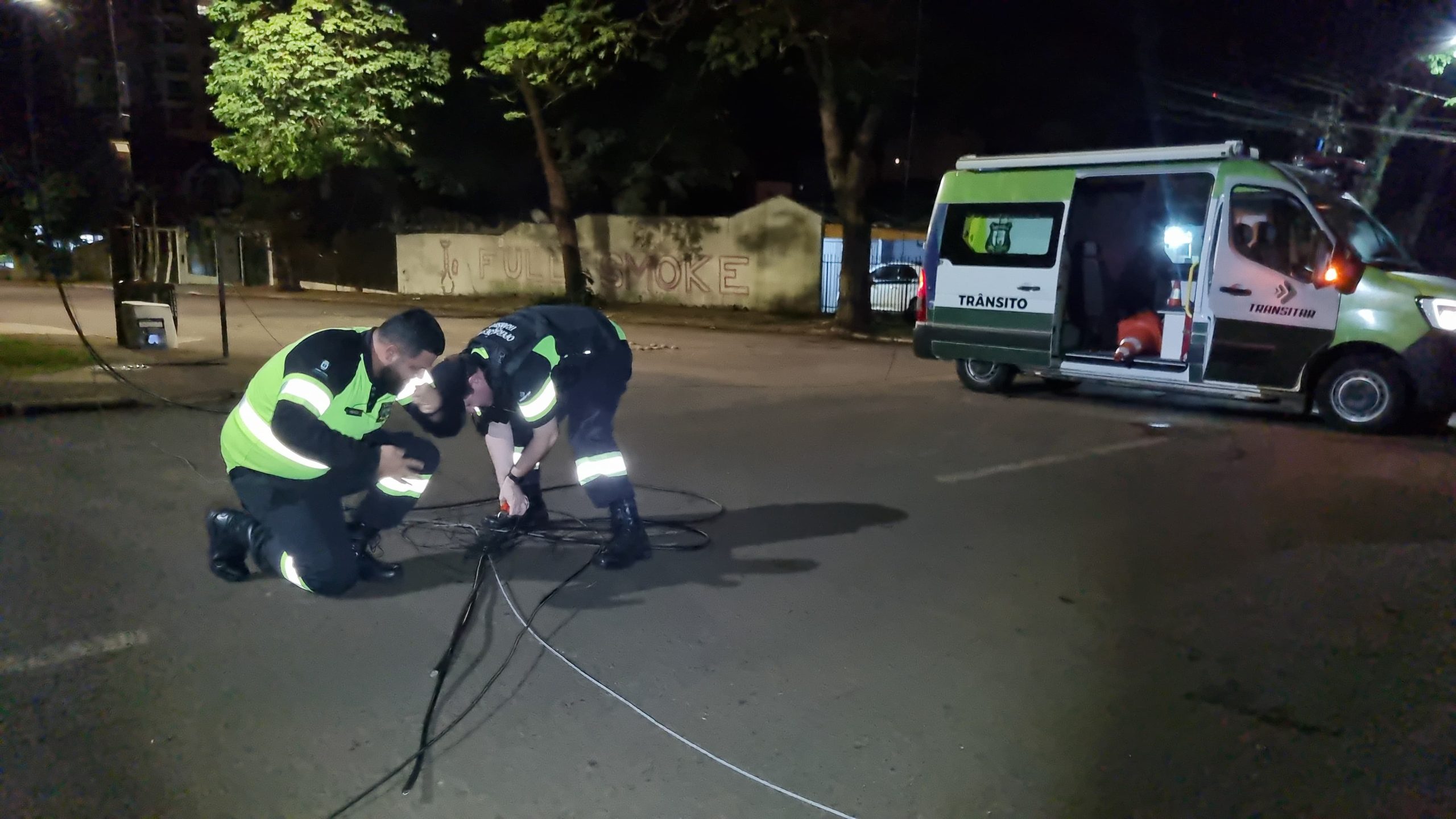 Transitar retira cabos caídos após motoboy se enroscar e sofrer a queda no Centro Transitar retira cabos caídos após motoboy se enroscar e sofrer a queda no Centro