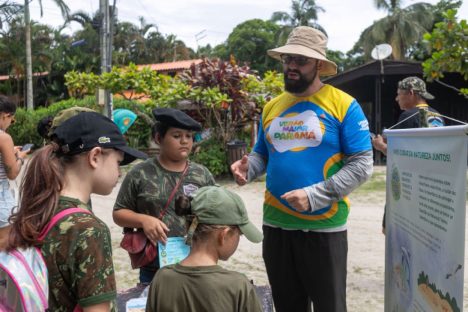 Brincadeira e aprendizado: aula de campo na Ilha do Mel ensina crianças a cuidar da natureza