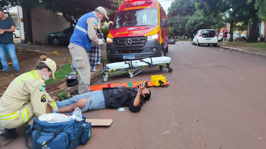 Motociclista tem lesões graves na perna após colisão entre três veículos