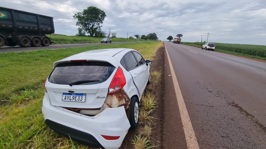 Fiesta é atingido por caminhão na BR-163, em Cascavel