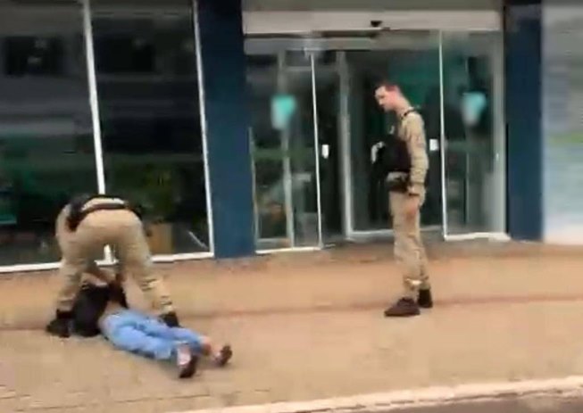 Jovem que tentou matar mãe a facadas e assaltar pedestres é autuado por tentativa de feminicídio