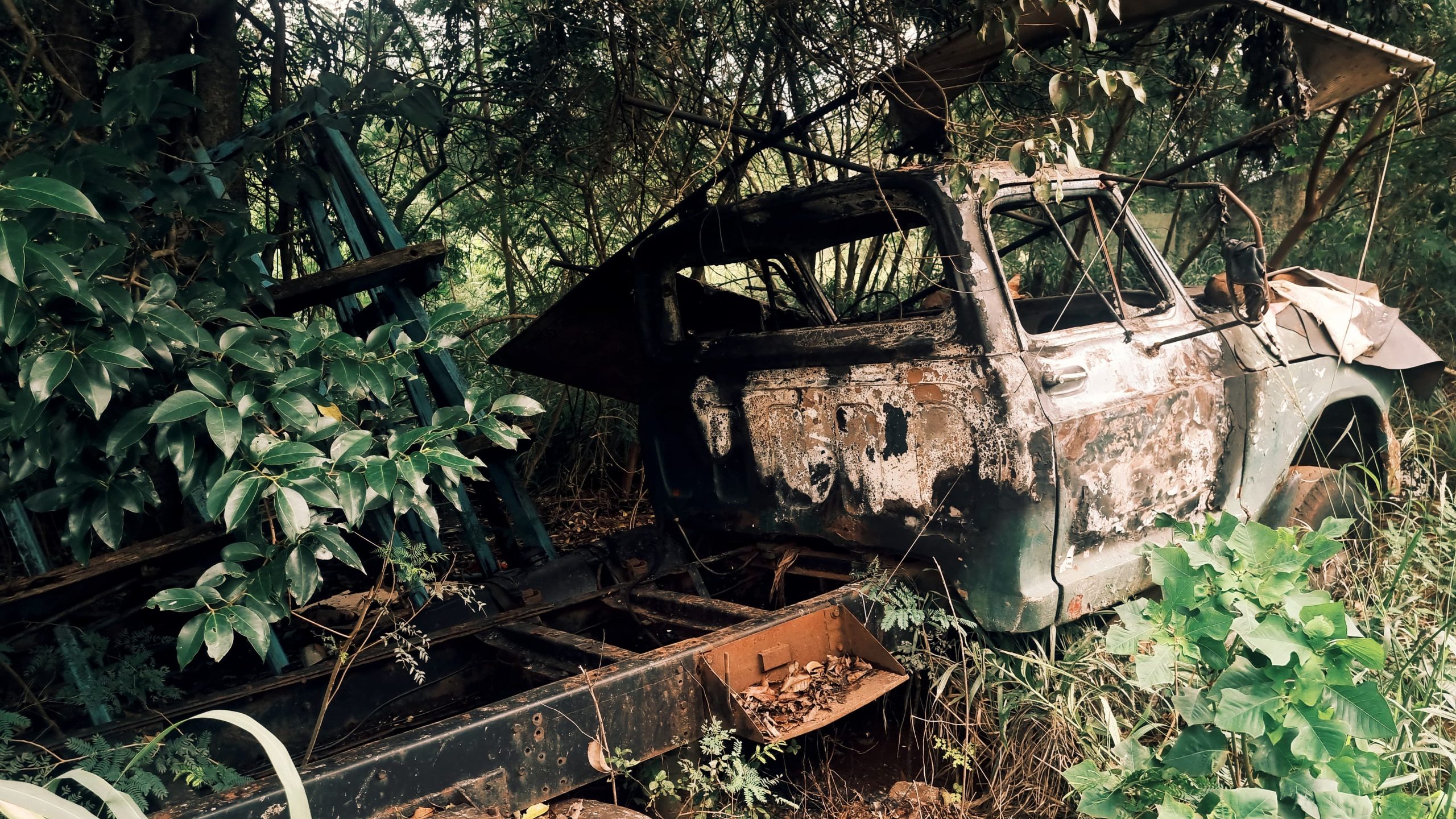Mistério: Caminhão é destruído por incêndio e moradores suspeitam de ato criminoso no Cascavel Velho