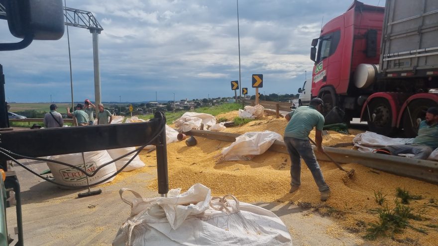 Carga de milho espalhada no Trevo Cataratas é recolhida