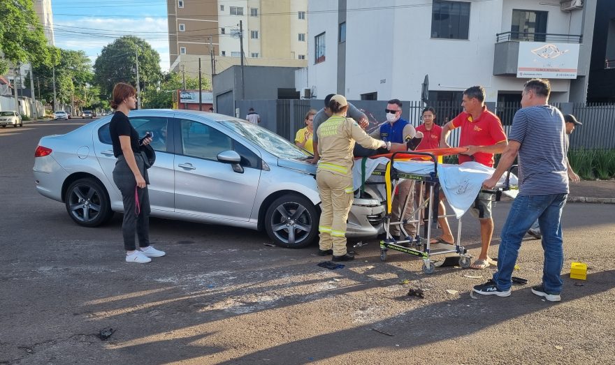 Motociclista fica grudado no capô após colisão com Peugeot na Rua São Luís