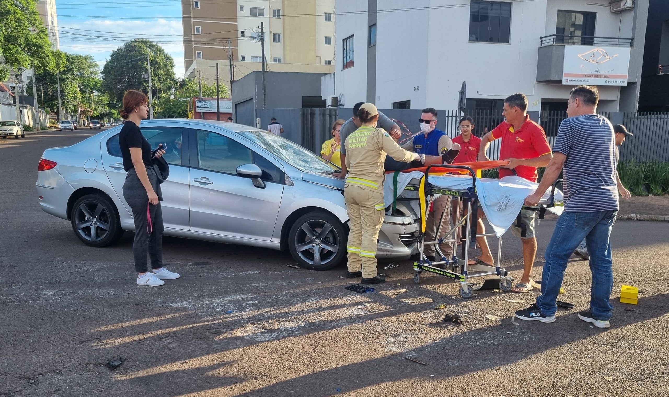 Motociclista fica grudado no capô após colisão com Peugeot na Rua São Luís Motociclista fica grudado no capô após colisão com Peugeot na Rua São Luís