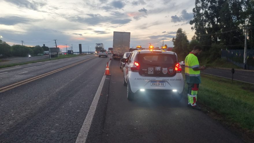 Pane mecânica em caminhão mobiliza DER na BR-277 em Cascavel