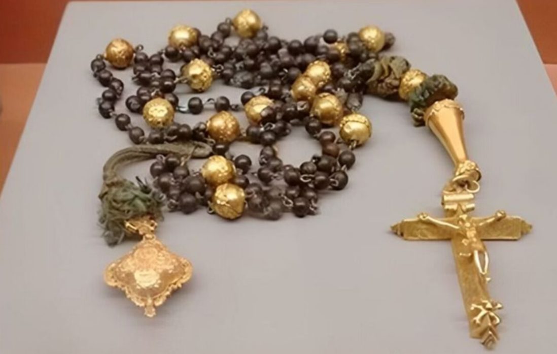 Justiça mineira condena mulher por roubar terço em Basílica Justiça mineira condena mulher por roubar terço em Basílica