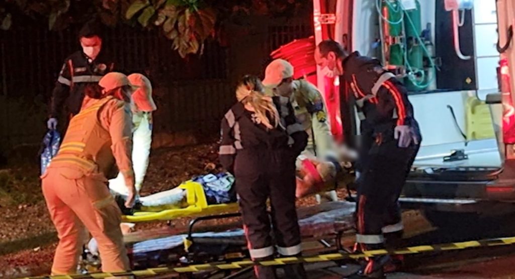 Brincando com jogo de tiro no celular, jovem é baleado e fica em estado grave no Bairro Floresta