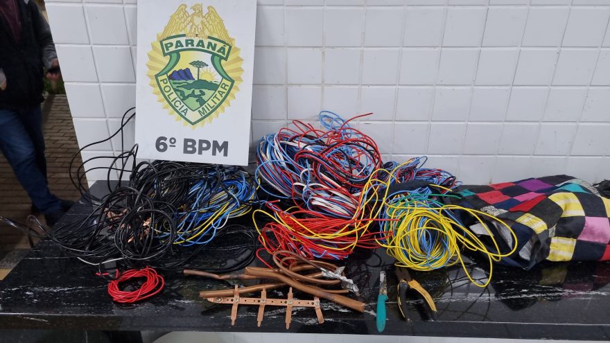 Rapaz é flagrado com bolsa cheia de fios no Cancelli; ele foi detido pelo mesmo crime ontem