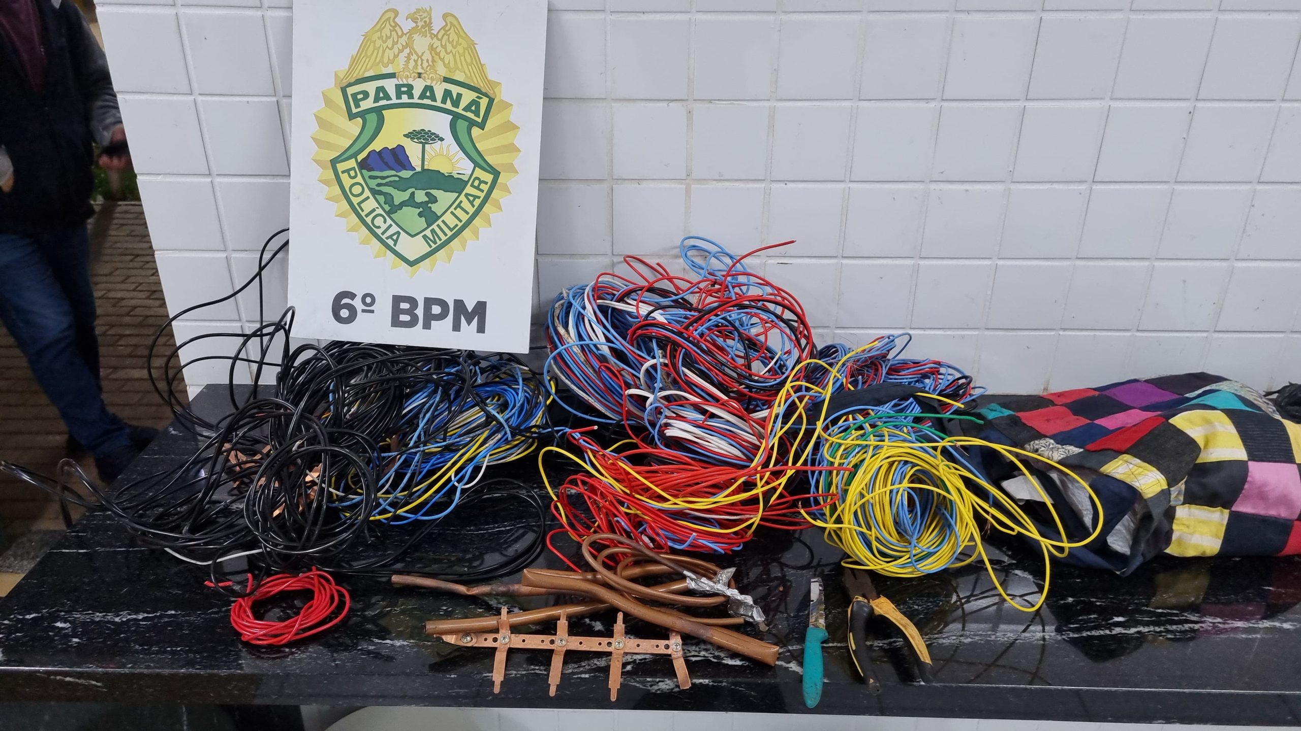Rapaz é flagrado com bolsa cheia de fios no Cancelli; ele foi detido pelo mesmo crime ontem Rapaz é flagrado com bolsa cheia de fios no Cancelli; ele foi detido pelo mesmo crime ontem