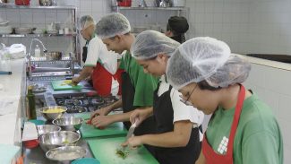 Taxa de desemprego fica em 6,2% no último trimestre de 2024