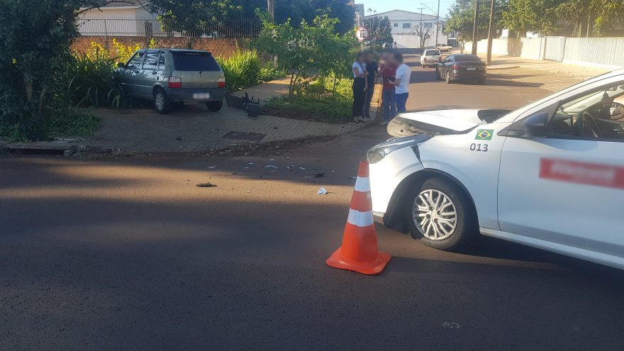 Uno vai parar no mato após colisão com Argo no Bairro Santa Cruz