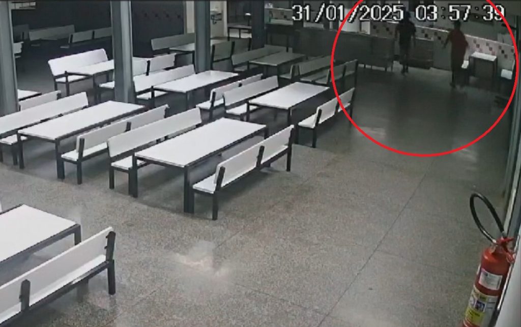 Câmeras flagram dupla durante furto de mantimentos em refeitório de escola municipal no Clarito