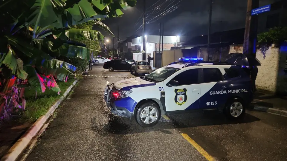 Tiros ecoam na CIC: mulher de 42 anos é morta ao chegar em casa Tiros ecoam na CIC: mulher de 42 anos é morta ao chegar em casa