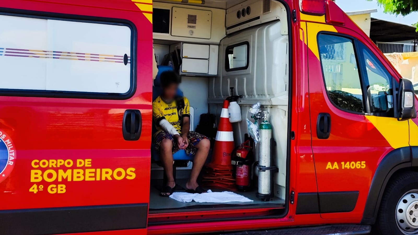 Menino tem lesão no braço ao sofrer queda no Bairro Brasmadeira Menino tem lesão no braço ao sofrer queda no Bairro Brasmadeira