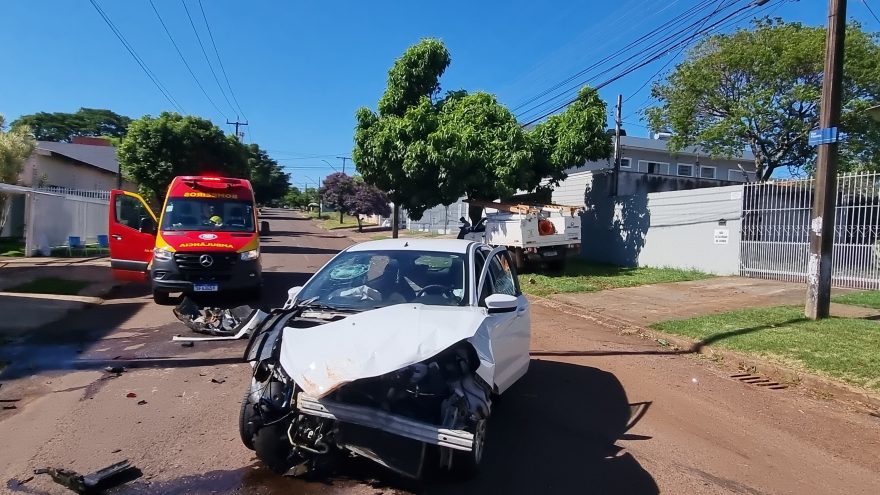 Ford Ka e caminhonete da Copel se envolvem em acidente no Bairro Universitário