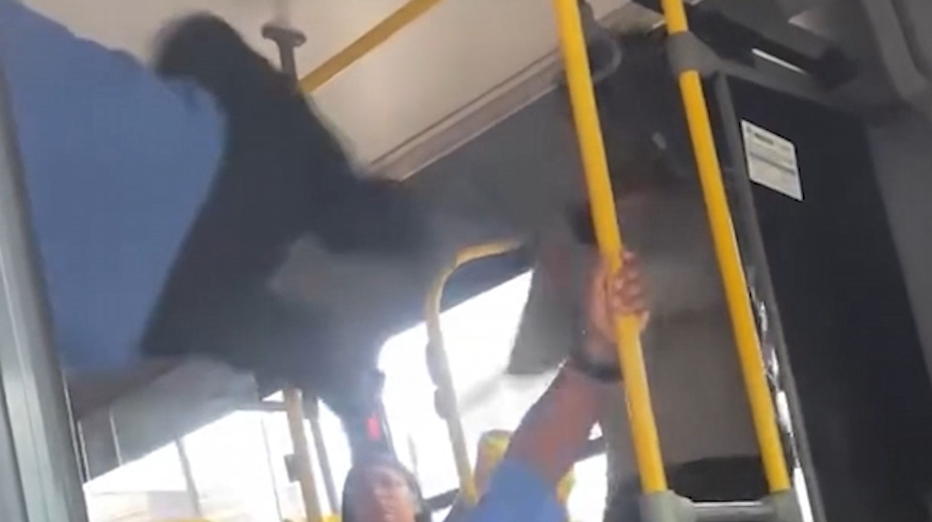 Cobrador e passageiro saem na porrada em ônibus do transporte coletivo em Ceilândia