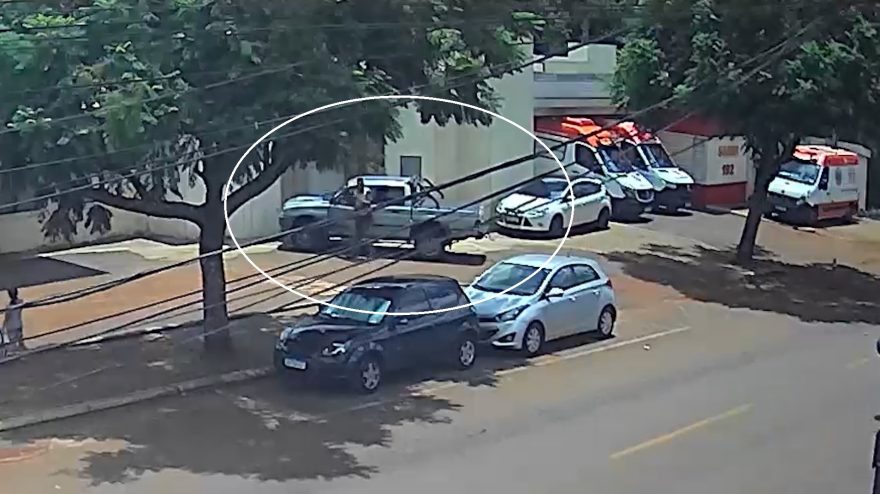 Câmera registra homem esfaqueado dirigindo caminhonete até a base do Samu para pedir socorro