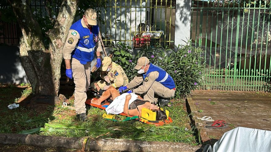 Casal fica ferido ao sofrer queda de moto na Rua Verde
