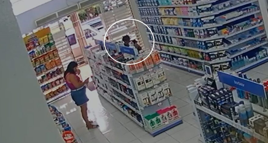 Câmera registra mulher furtando sabonete em farmácia na Avenida Brasil