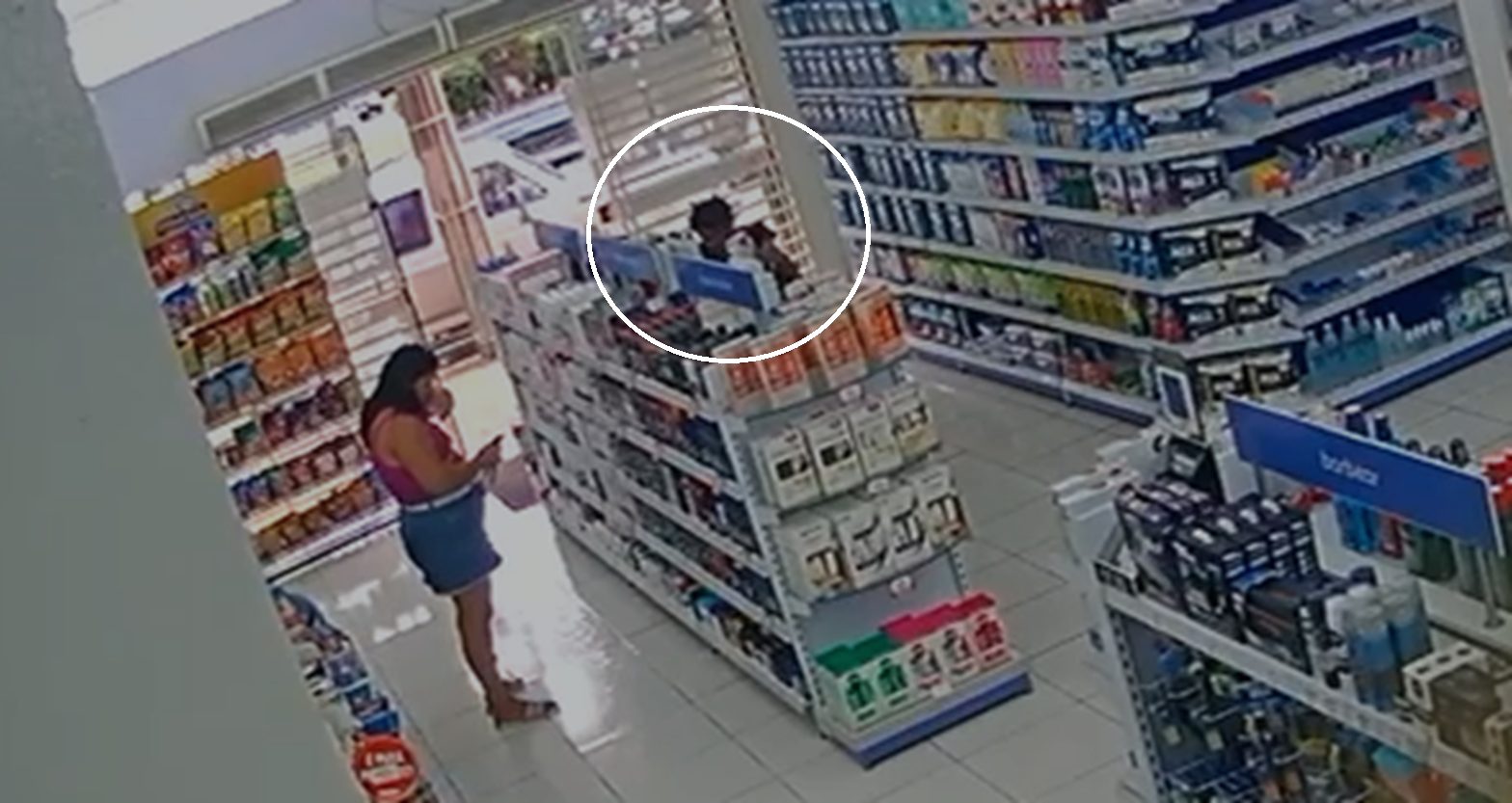 Câmera registra mulher furtando sabonete em farmácia na Avenida Brasil Câmera registra mulher furtando sabonete em farmácia na Avenida Brasil