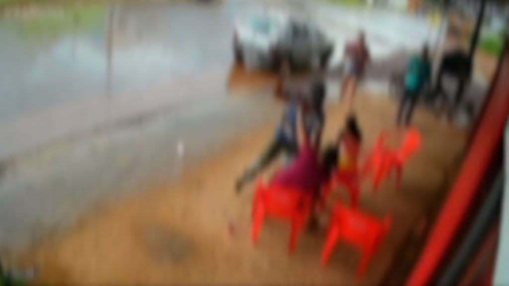 Sangue frio: Marido mata esposa a facadas enquanto ela segurava filha de três anos; veja o vídeo