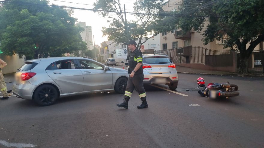 Motociclista fica ferido em acidente entre três veículos na Rua Antonina