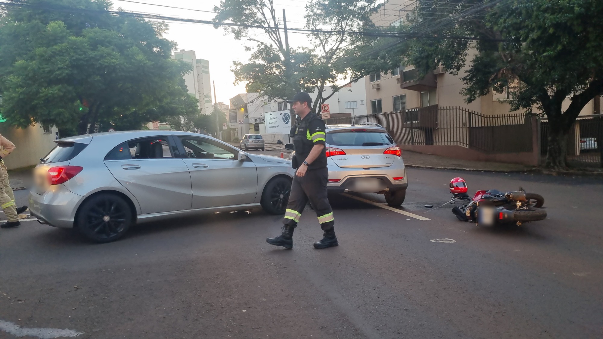 Motociclista fica ferido em acidente entre três veículos na Rua Antonina Motociclista fica ferido em acidente entre três veículos na Rua Antonina