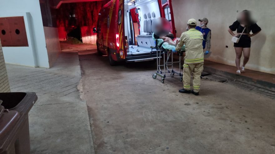 Rapaz se machuca jogando bola no Centro de Cascavel