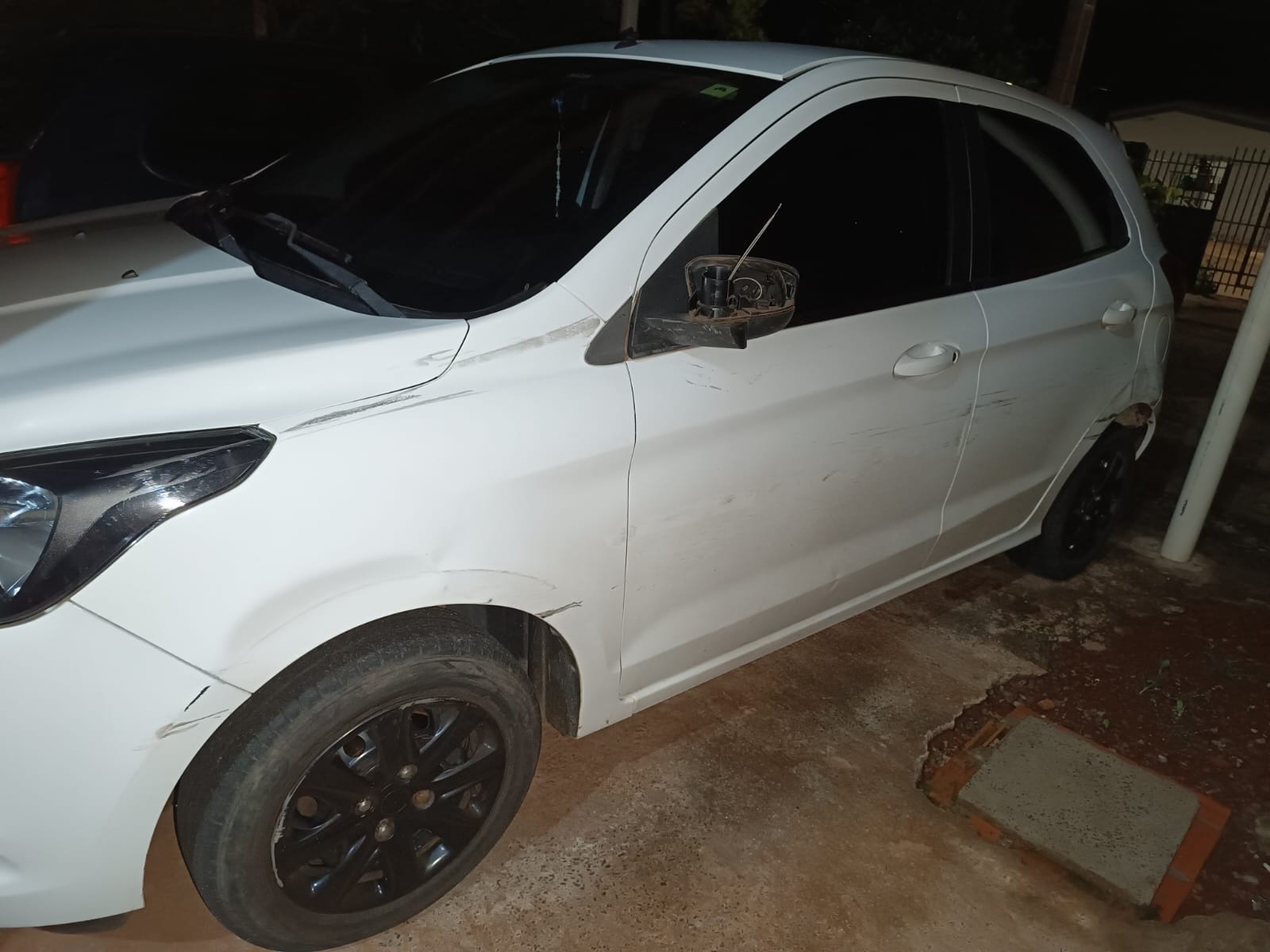 Internauta pede ajuda para encontrar veículo que bateu em Ford Ka branco Internauta pede ajuda para encontrar veículo que bateu em Ford Ka branco