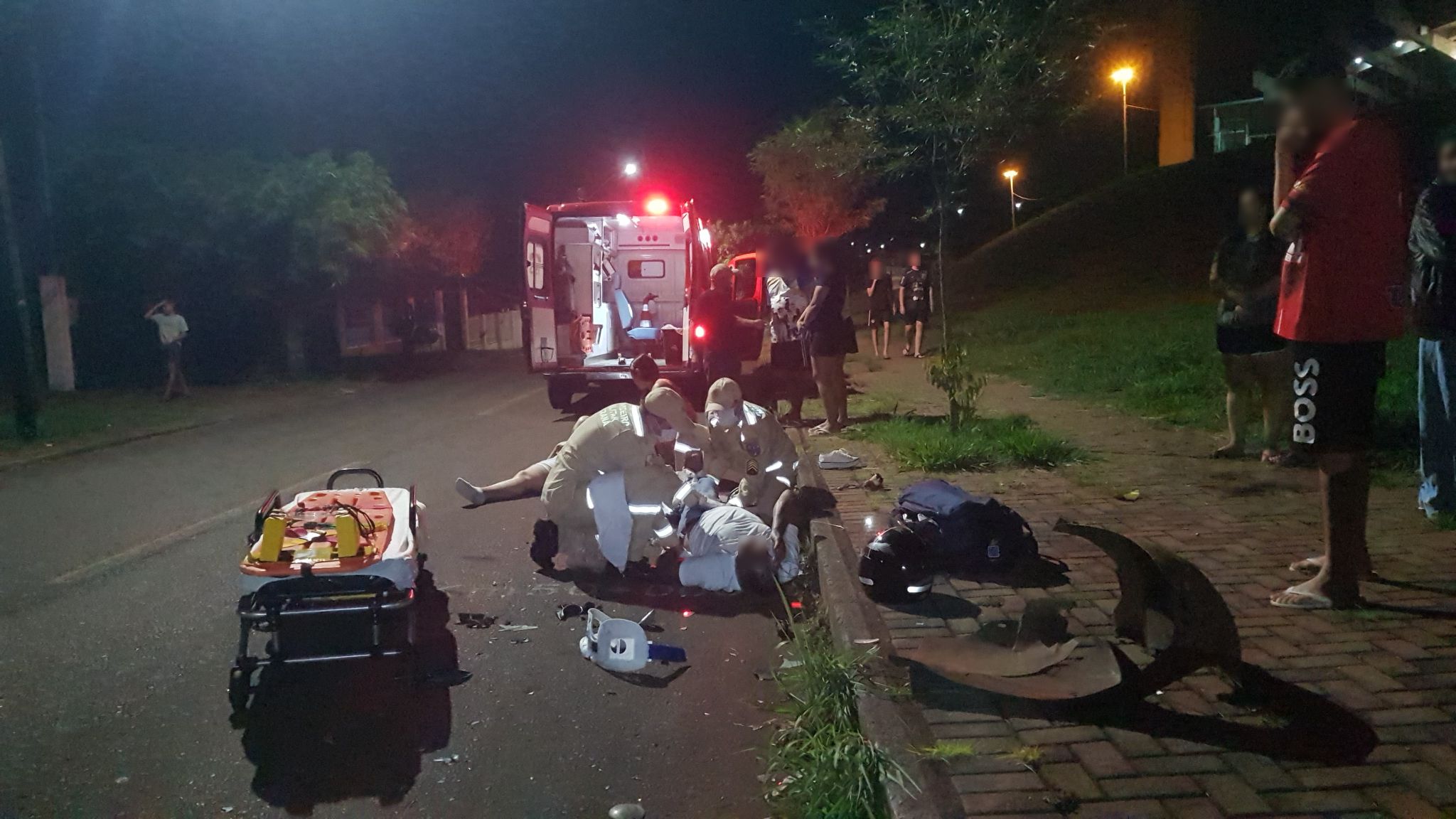 Carro colide e arrasta moto, deixando homem e mulher gravemente feridos no Santo Onofre Carro colide e arrasta moto, deixando homem e mulher gravemente feridos no Santo Onofre