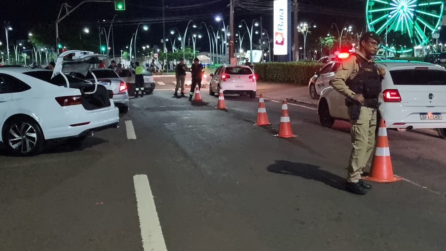 Fiscalização conjunta combate alcoolemia ao volante no centro de Cascavel
