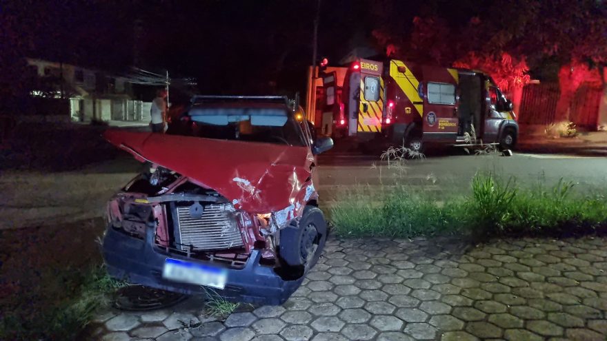 Levando cãozinho no veterinário, mulher fica ferida em colisão entre carros no Centro de Cascavel