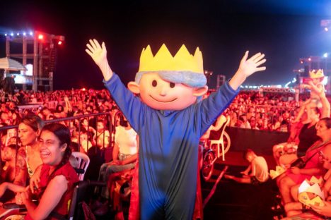Mascote do Hospital Pequeno Príncipe participa das atividades do Verão Maior Paraná