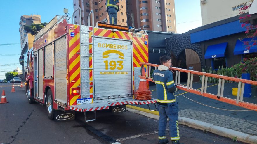 Bombeiros combatem incêndio em loja de aquários e peixes ornamentais em Cascavel