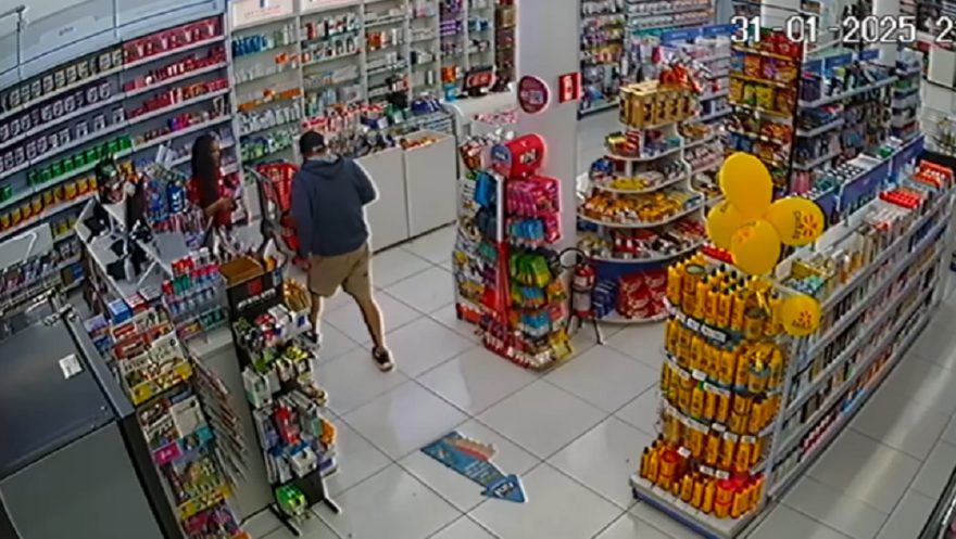 Homem em surto e armado com faca assusta funcionários de farmácia no Centro