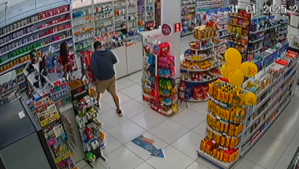 Homem em surto e armado com faca assusta funcionários de farmácia no Centro Homem em surto e armado com faca assusta funcionários de farmácia no Centro