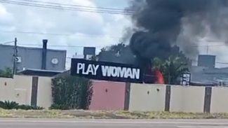 Internautas registram imagens do incêndio na Play Woman