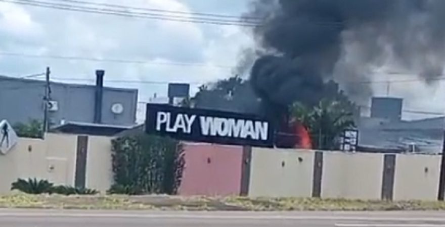 Internautas registram imagens do incêndio na Play Woman