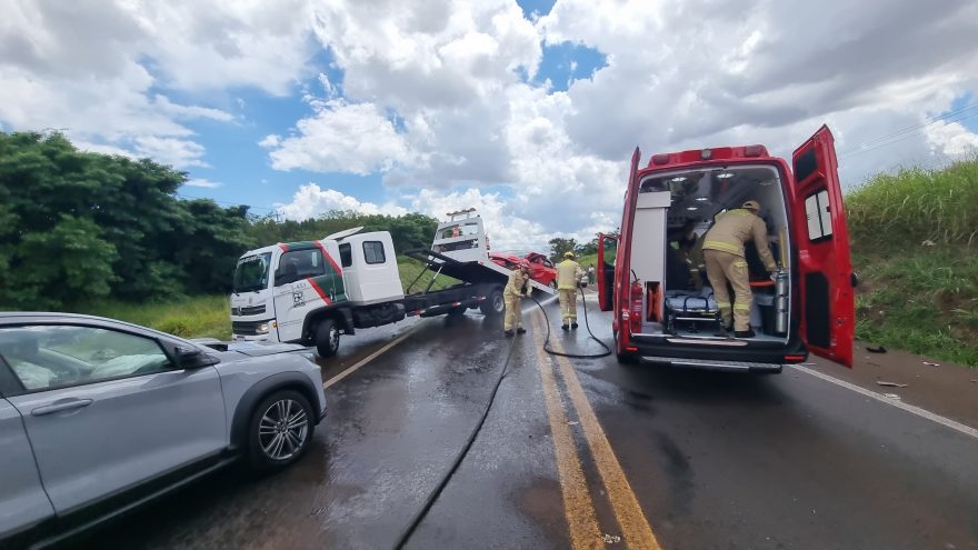 Nove pessoas ficam feridas em grave acidente de trânsito na BR-277, em Cascavel