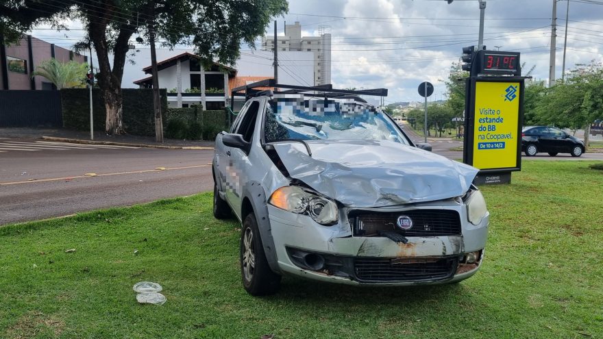 Acidente entre moto e Strada é registrado na Avenida Tancredo Neves