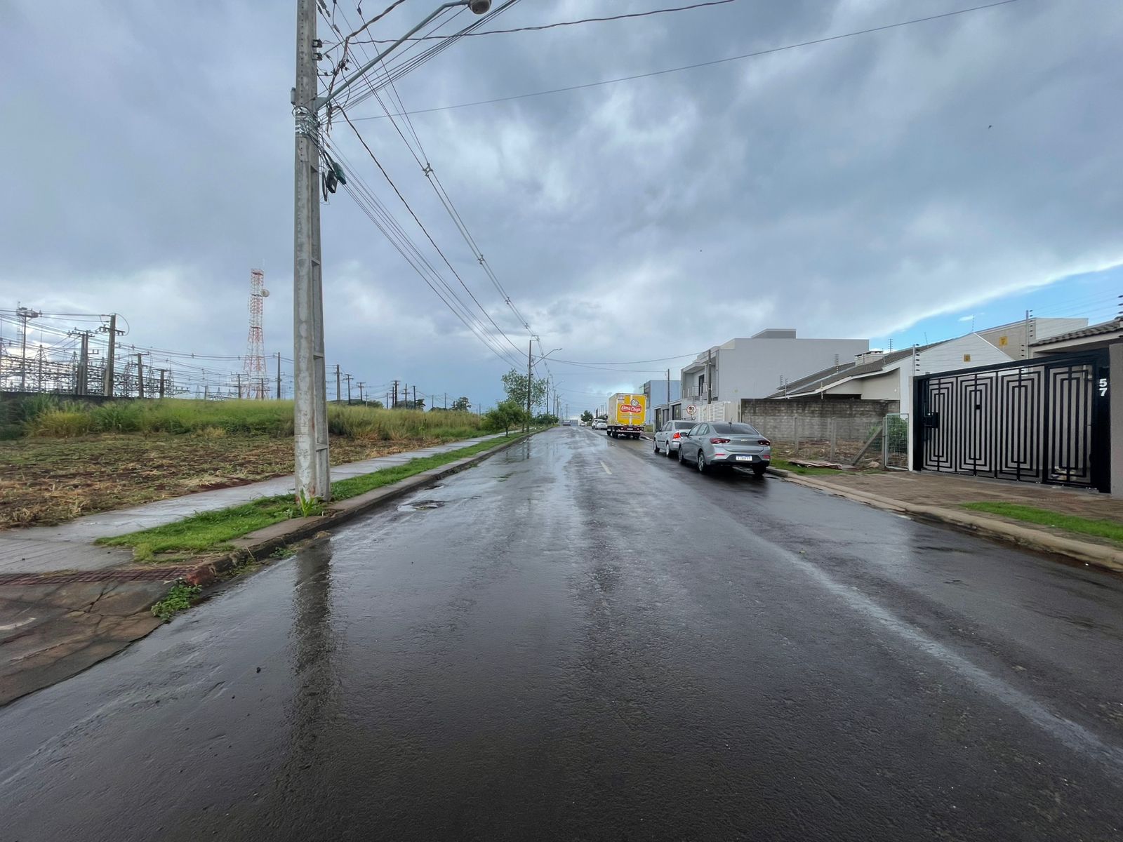 Ao lado da subestação, moradores do Jardim Padovani ficam no escuro toda vez que chove