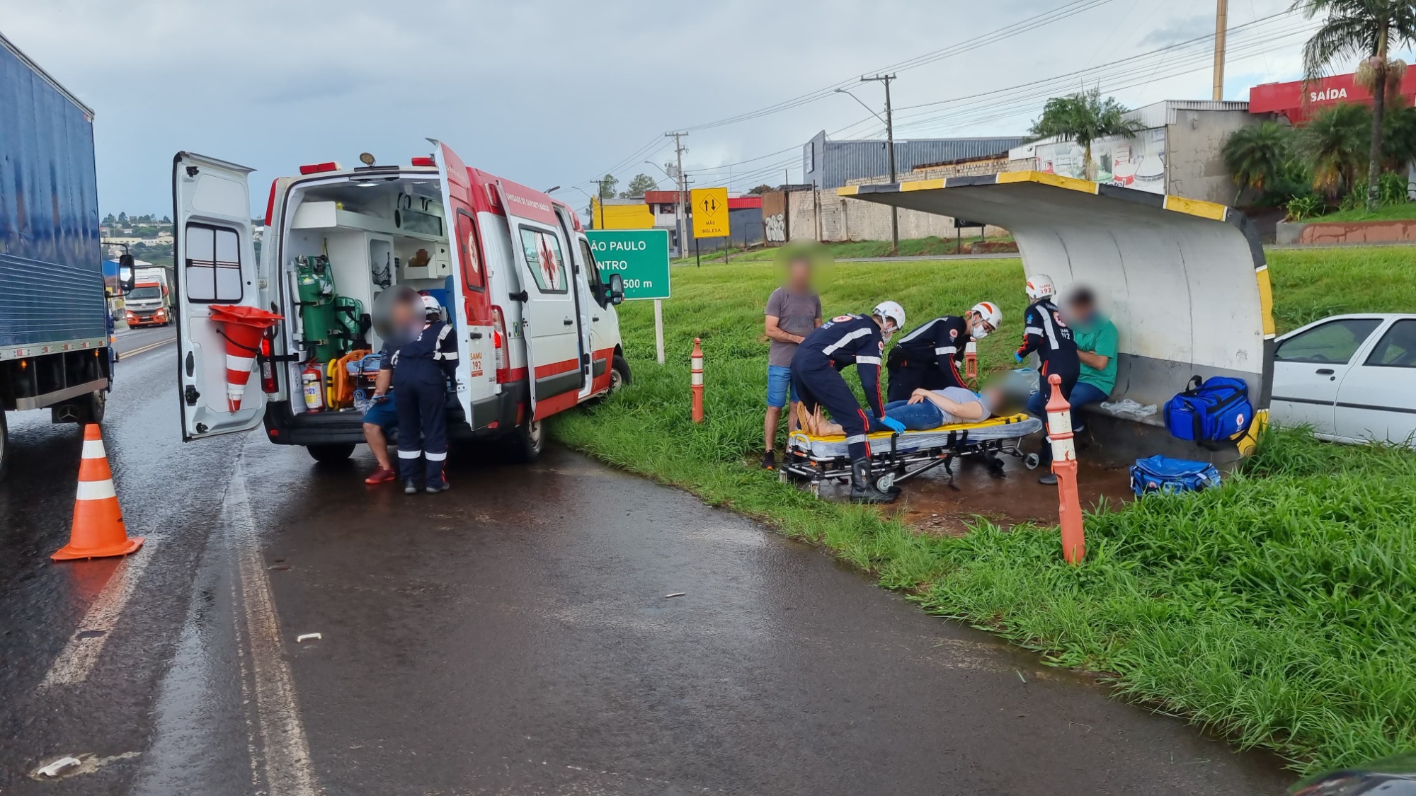 Três carros se envolvem em acidente na BR-277 e cinco ficam feridos