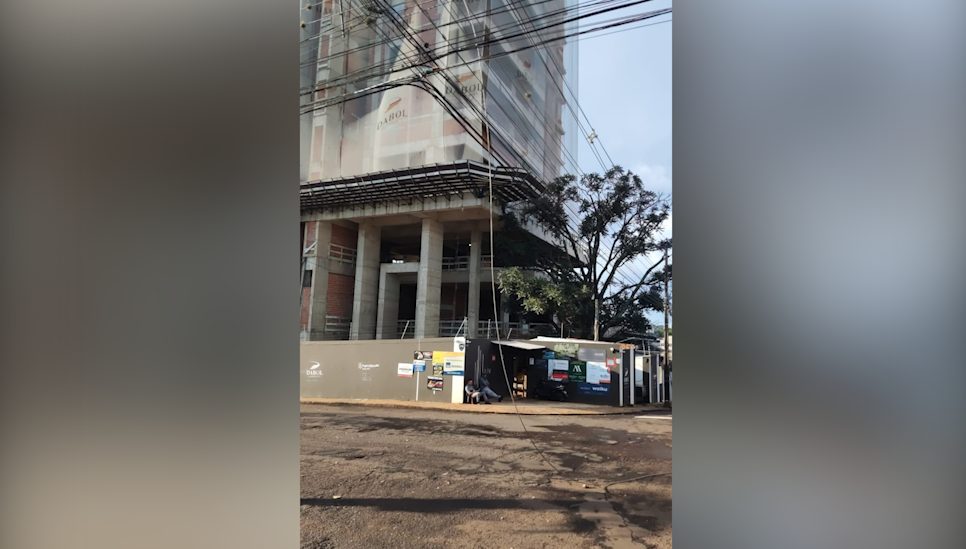 Atenção! Fio de alta tensão cai em via movimentada no Centro de Cascavel