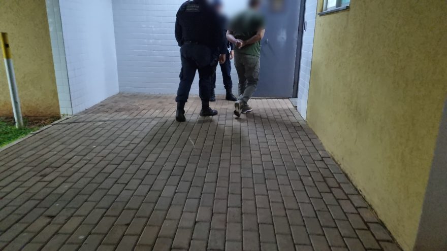 Machão é detido após agredir a companheira com socos e empurrões