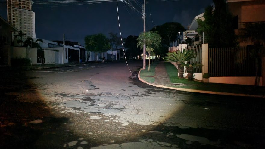 Moradores estão sem energia desde às 15h após queda de fio de alta tensão
