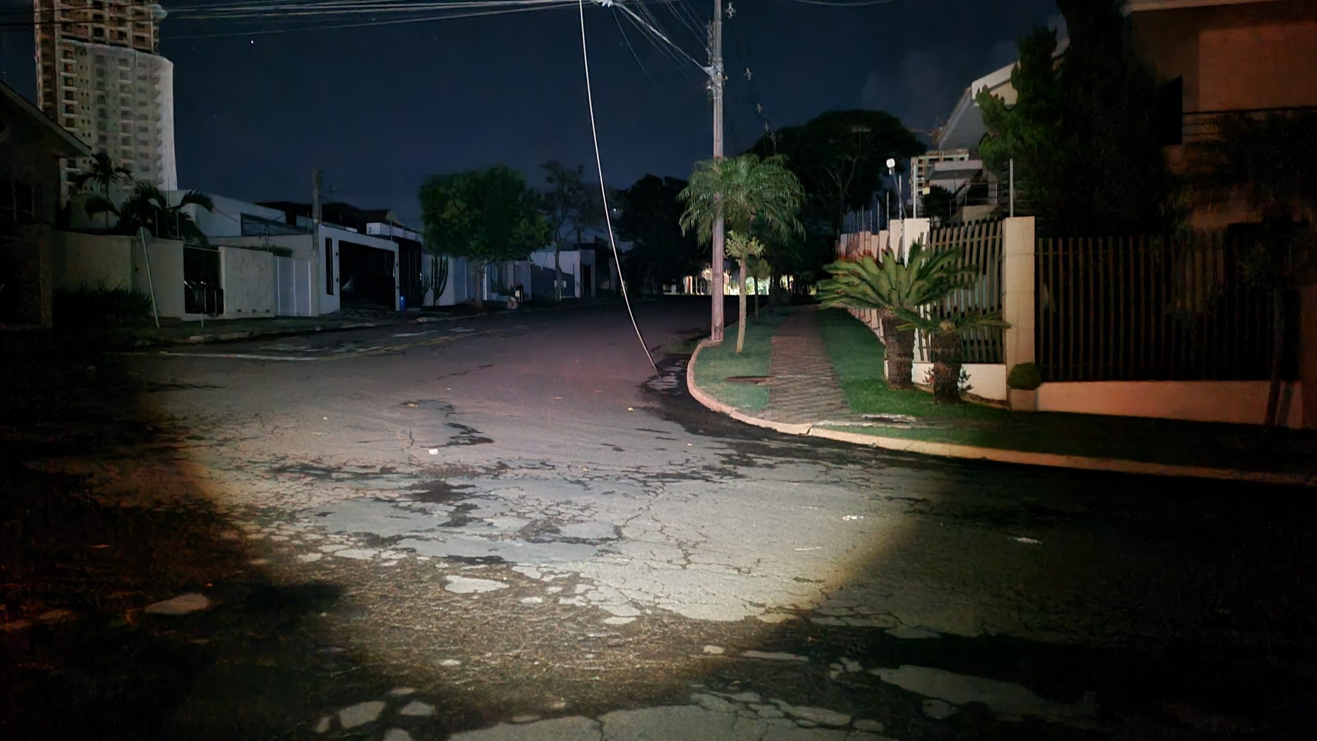 Moradores estão sem energia desde às 15h após queda de fio de alta tensão