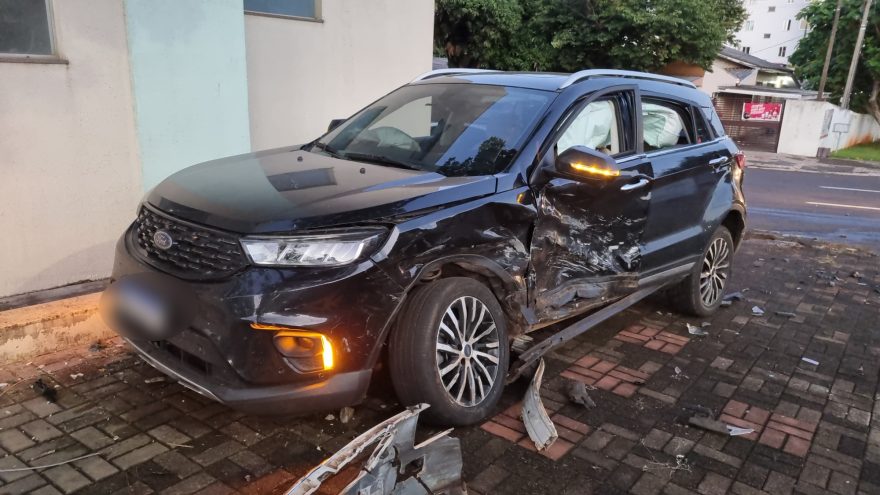 Colisão é registrada entre Cruze e SUV no Centro de Cascavel