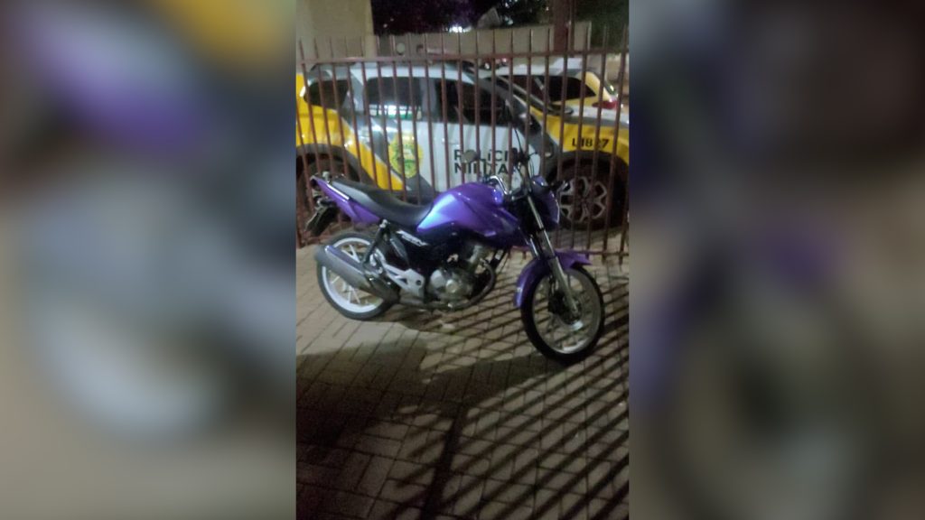 Jovem sem CNH é detido após empinar moto em frente à viatura em Cascavel